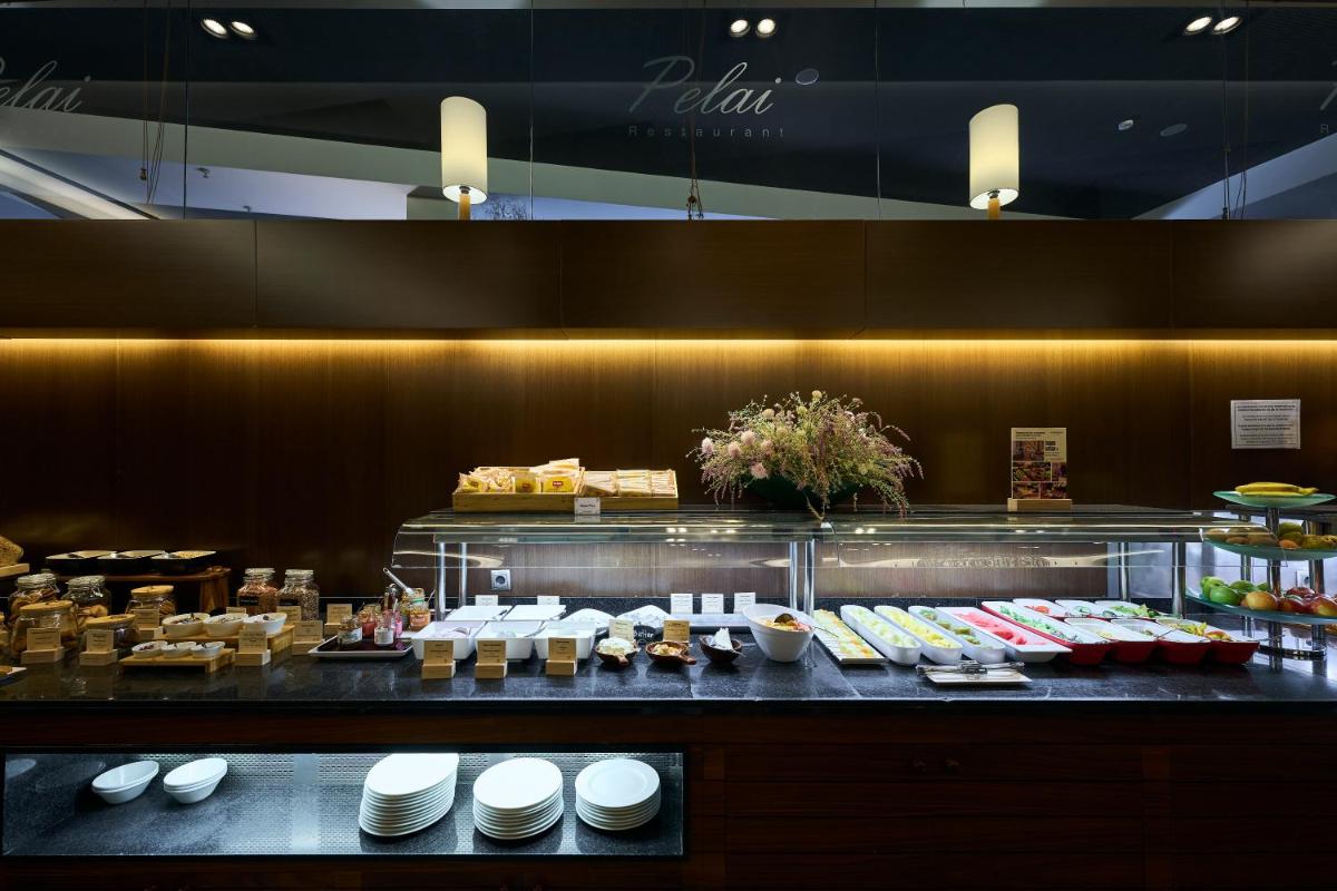 Comida en o cerca de este hotel