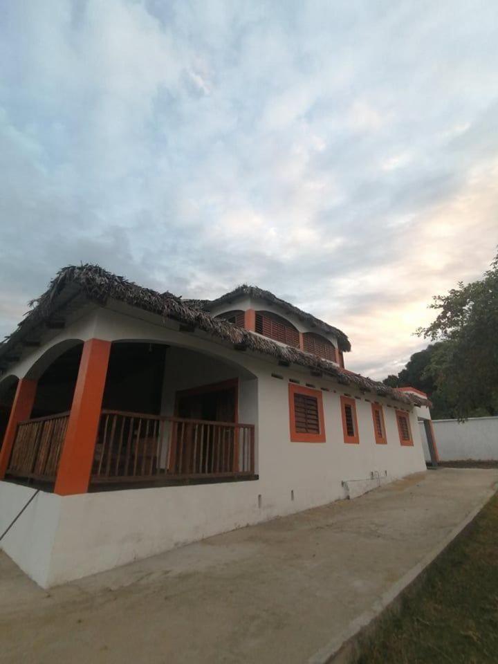 La villa blanche 1er étage TSIMAHARIVAGNA - Housity