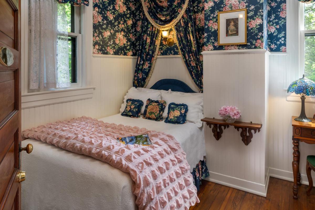Suitetrails - The 1899 Wright Inn & Carriage House