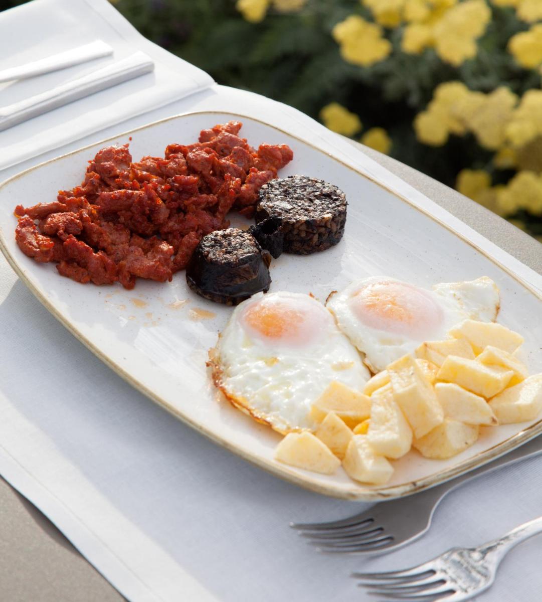 Comida en o cerca de este hotel