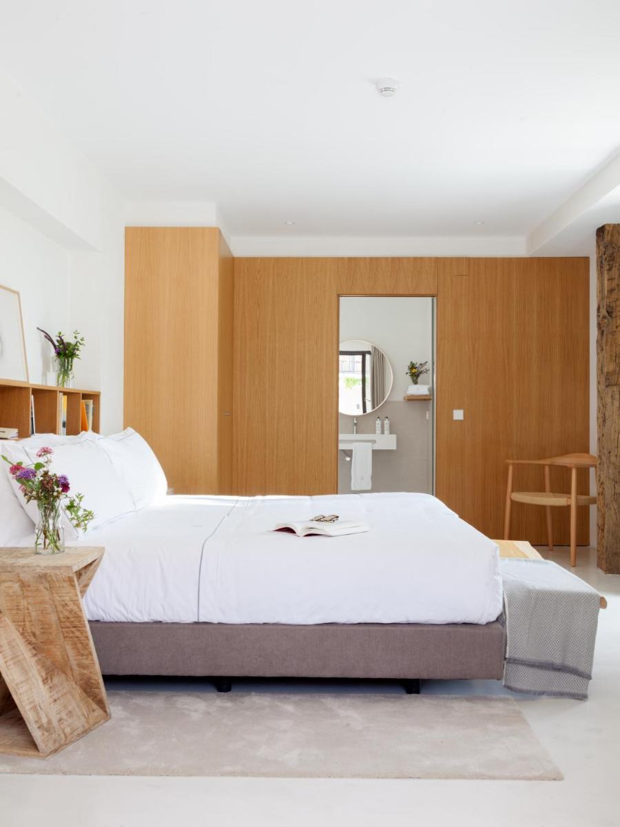Un dormitorio con una gran cama blanca y paredes de madera. en Quinta San Francisco, en Castrojeriz 46 fotos más