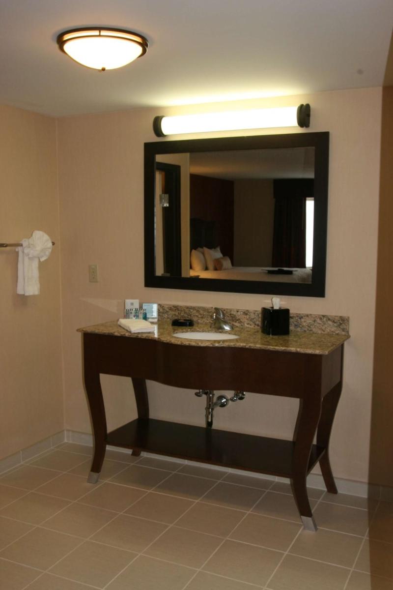 Hampton Inn and Suites Peru - Housity