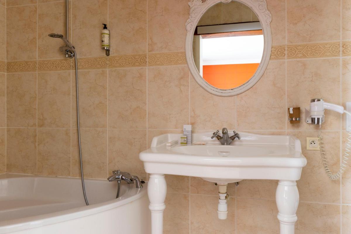 Salle de bains dans l'établissement Hostellerie de la Renaissance