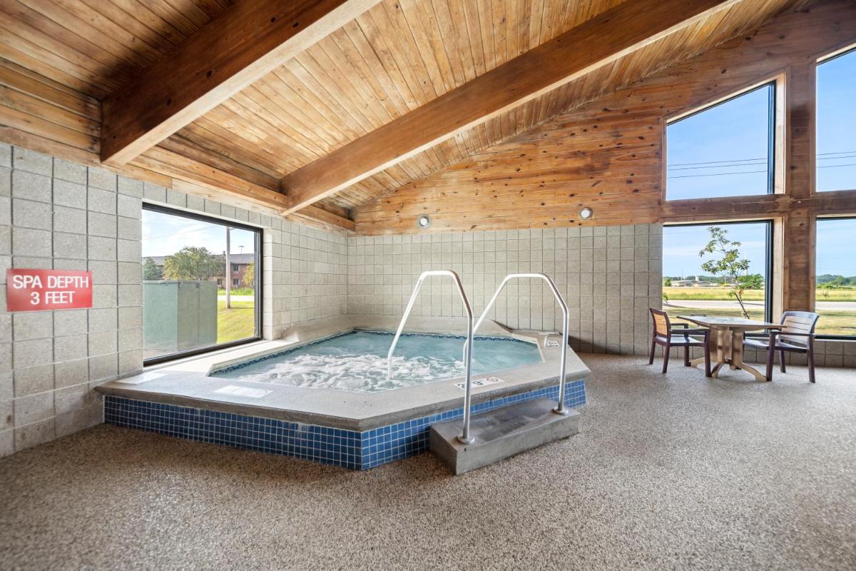 AmericInn by Wyndham Ames - Housity