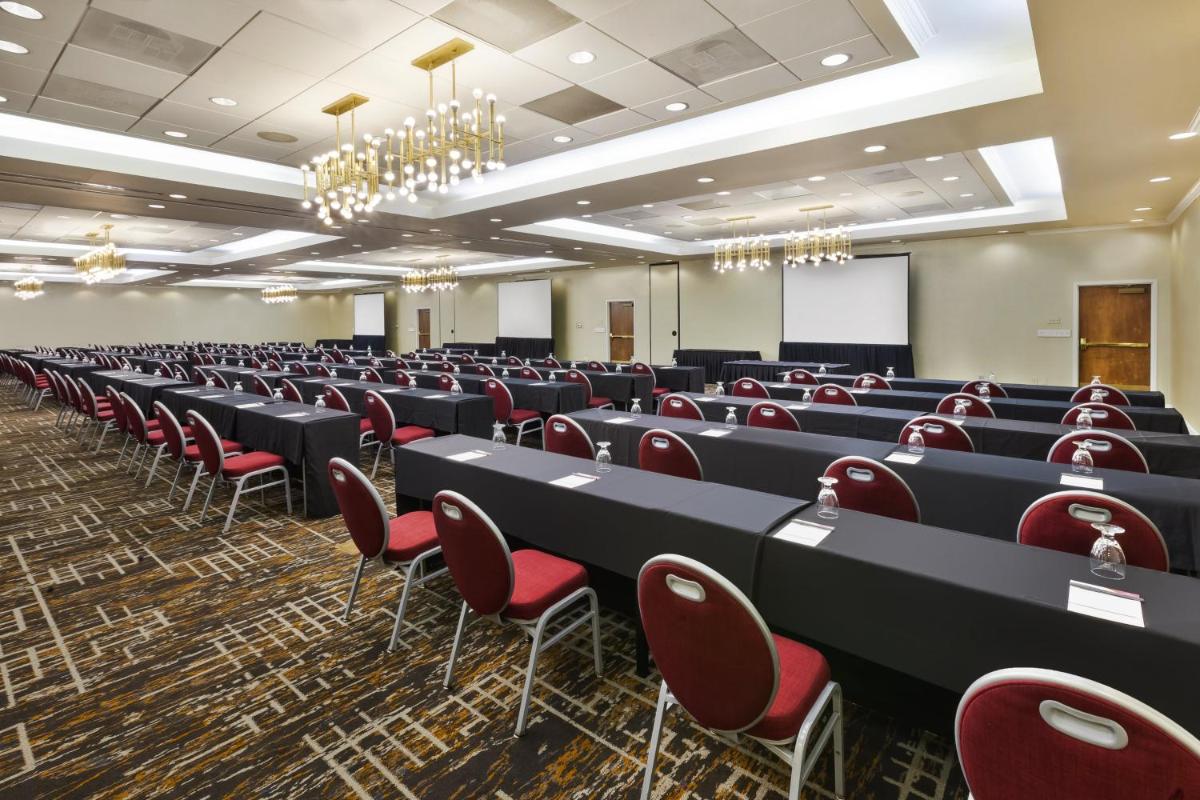 Crowne Plaza Dulles Airport by IHG - Housity