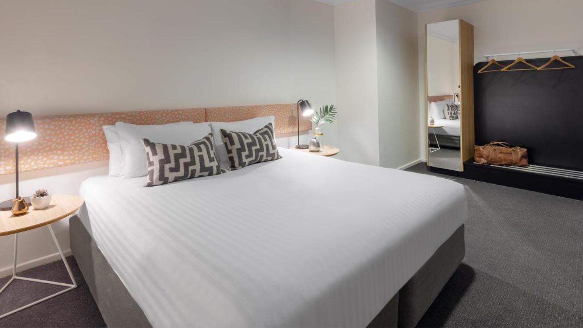 Oaks Perth Hotel - Housity