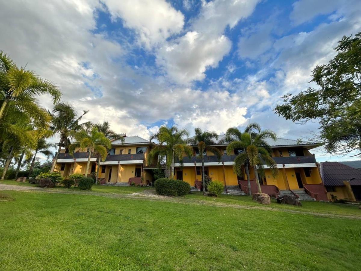 Petpumok Wangnamkhiao Hotel - Housity