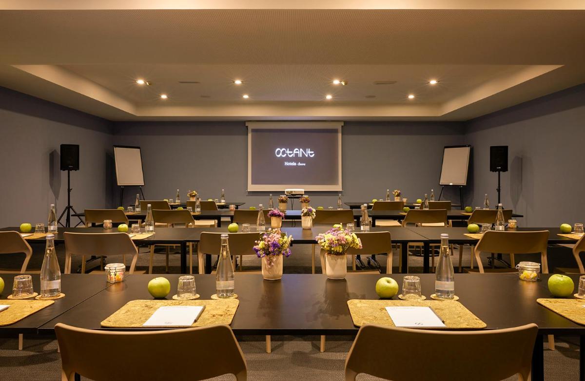 A área empresarial e/ ou a sala de conferências de Octant Evora