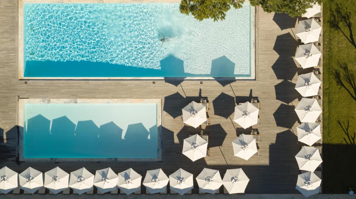 A piscina em ou perto de Octant Evora