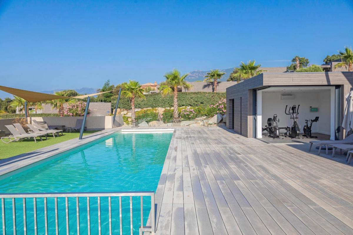 Piscine de l'établissement Résidence Pierre & Vacances Premium Les Terrasses d'Arsella ou située à proximité