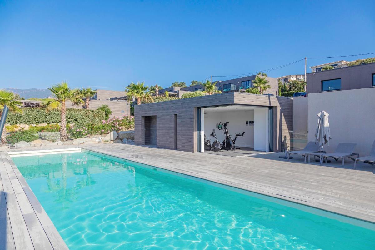 Piscine de l'établissement Résidence Pierre & Vacances Premium Les Terrasses d'Arsella ou située à proximité