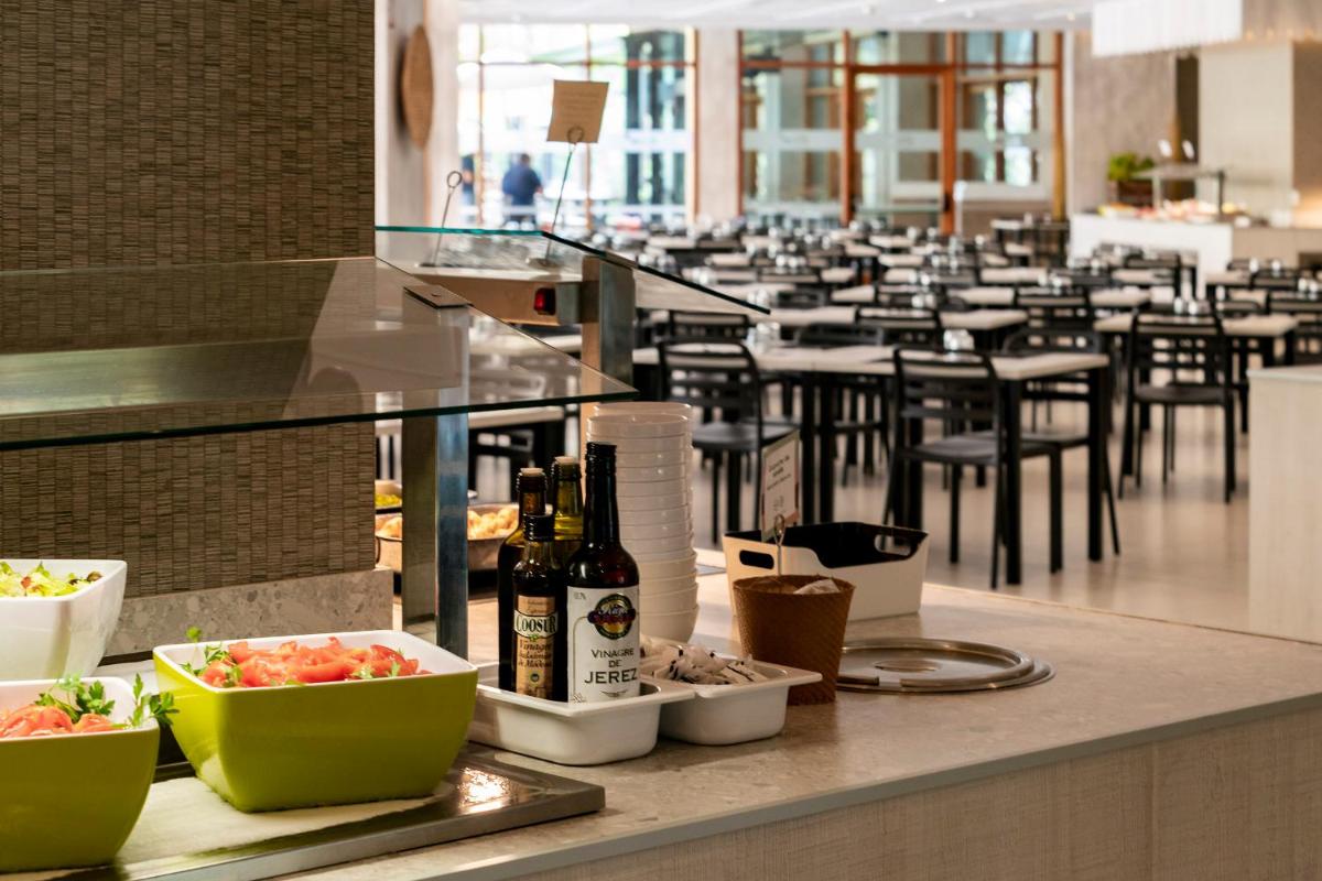Comida en o cerca de este hotel