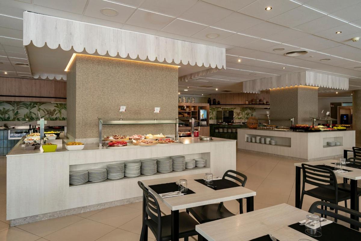 Comida en o cerca de este hotel