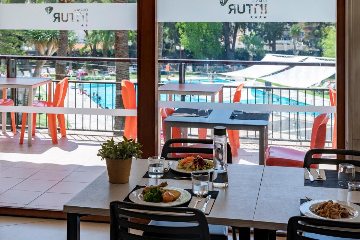 Comida en o cerca de este hotel