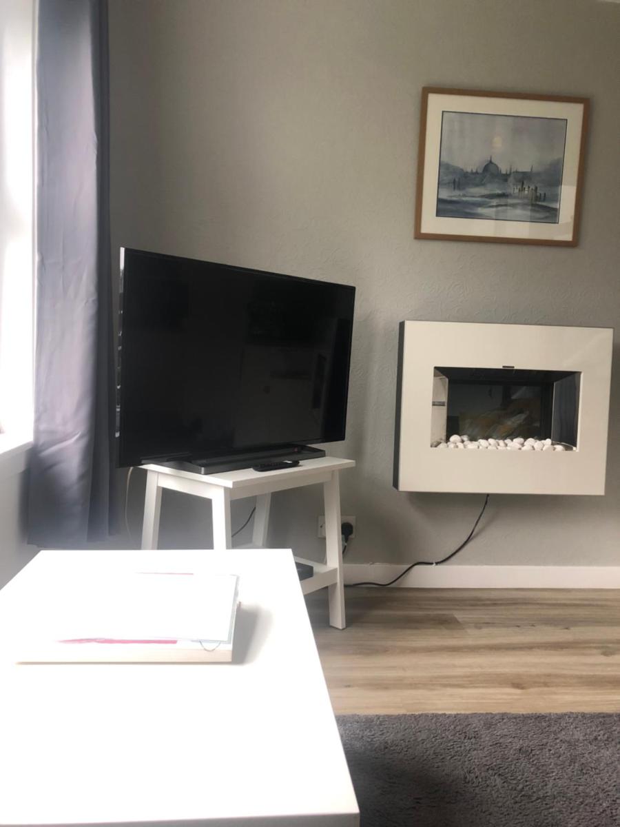 Cosy cottage with sea views close to local shops. - Housity