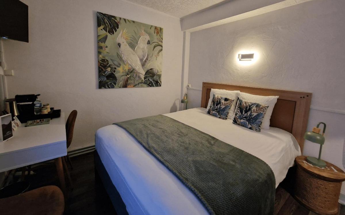 Un ou plusieurs lits dans un hébergement de l'établissement Logis Central Hôtel - Restaurant & Spa
