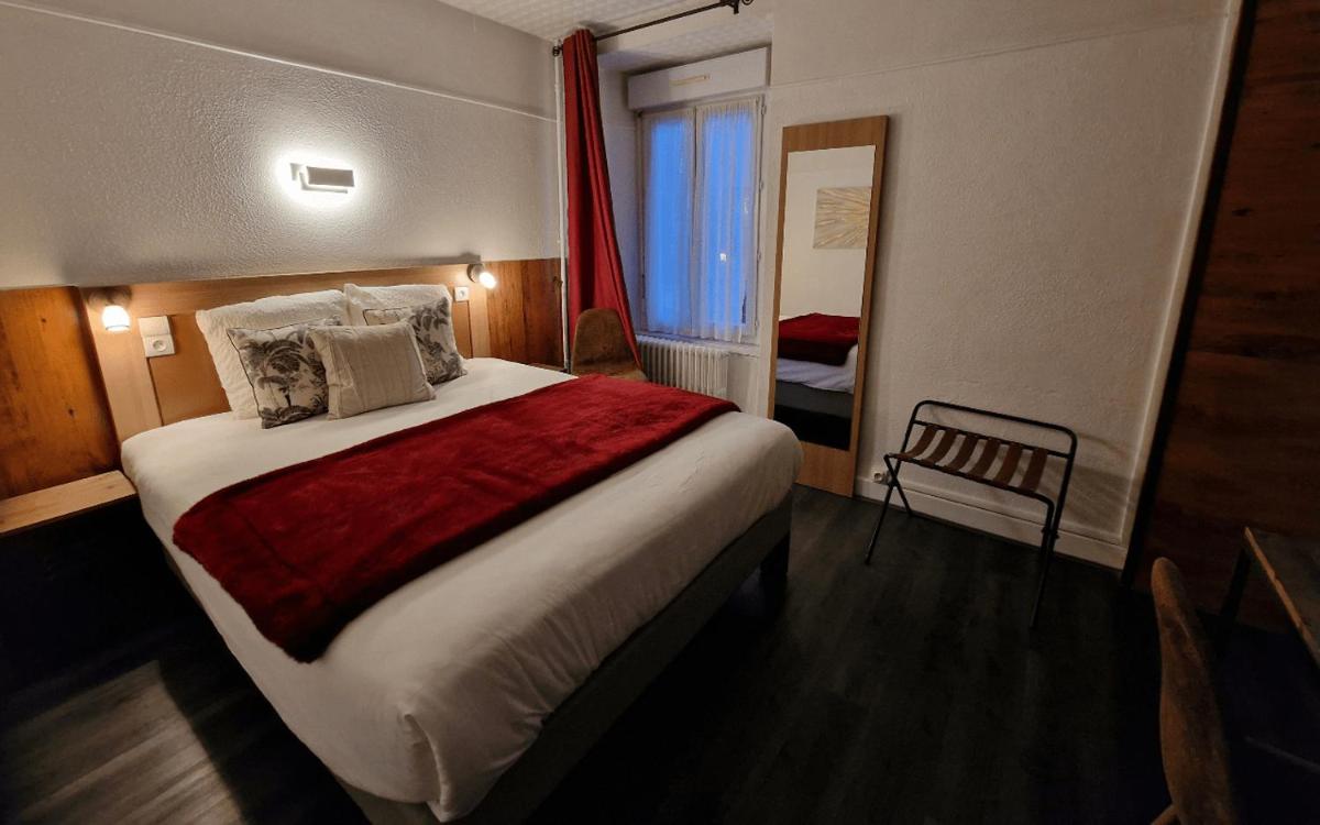 Un ou plusieurs lits dans un hébergement de l'établissement Logis Central Hôtel - Restaurant & Spa