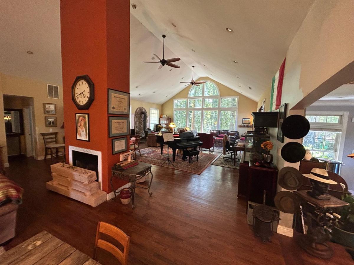 Master Suite in Large Farmhouse - Housity