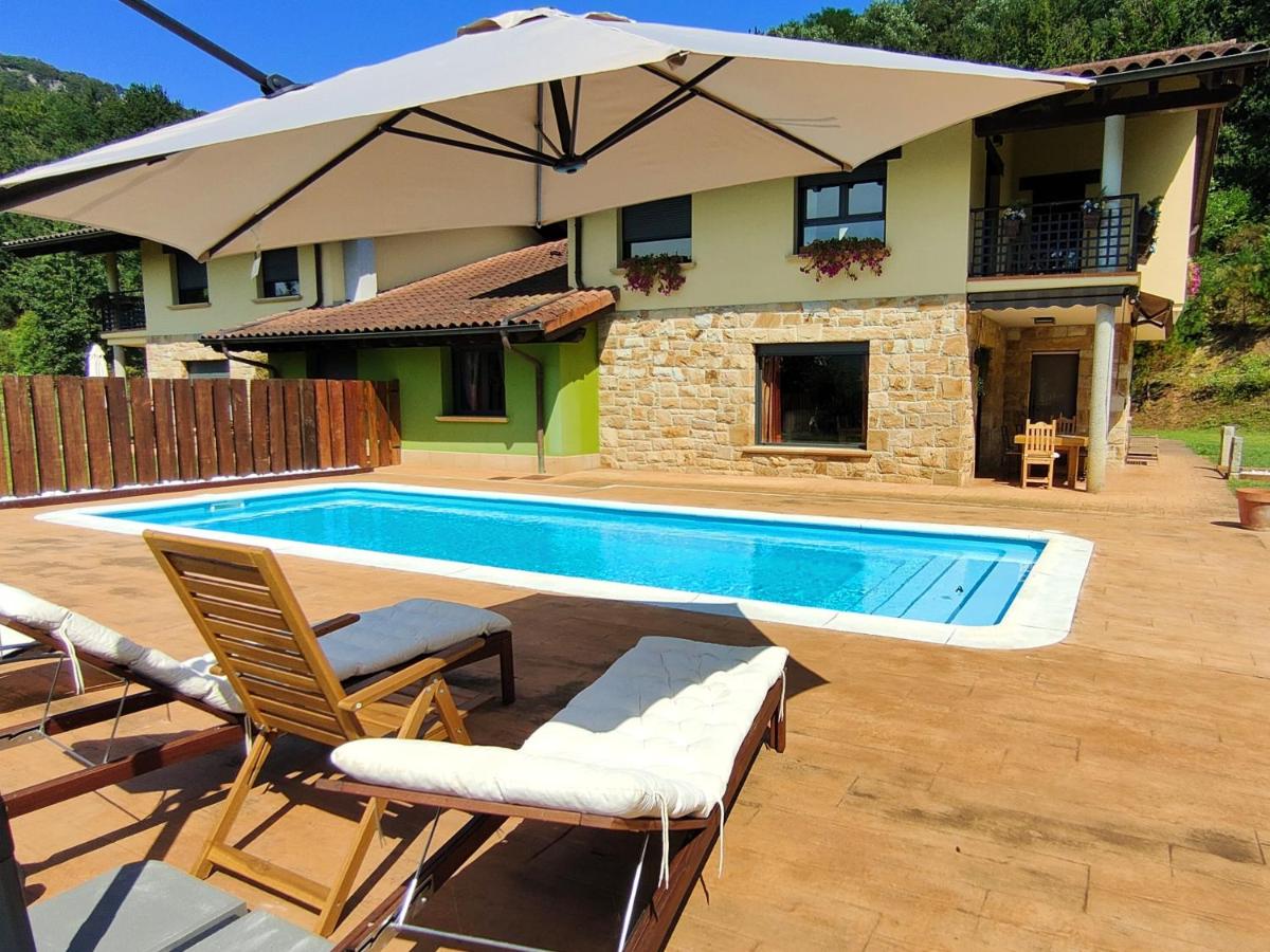Chalet con piscina climatizada en la naturaleza - Housity