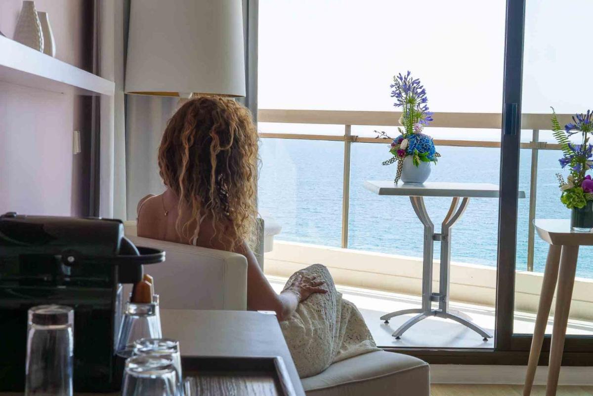 Vue générale sur la mer ou vue sur la mer prise depuis l'hôtel