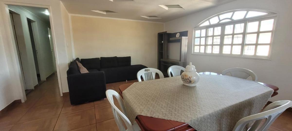 Cantinho do SOSSEGO, a 2 km da praia de Itapuã, no centro da cidade, wifi, ideal para CASAL - Housity