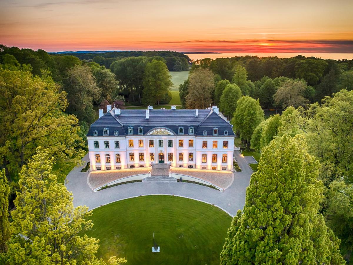 eine Luftaufnahme eines Herrenhauses mit Sonnenuntergang in der Unterkunft Weissenhaus Private Nature Luxury Resort in Weißenhaus