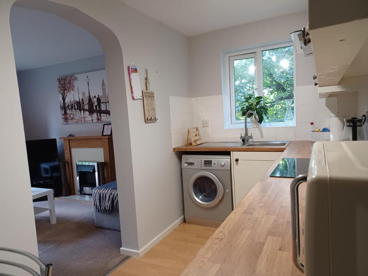 Huku Kwetu -The Maltings White Door-1st Floor-2 Bedroom Apartment -Self Catering-Quiet- Free Parking - Housity