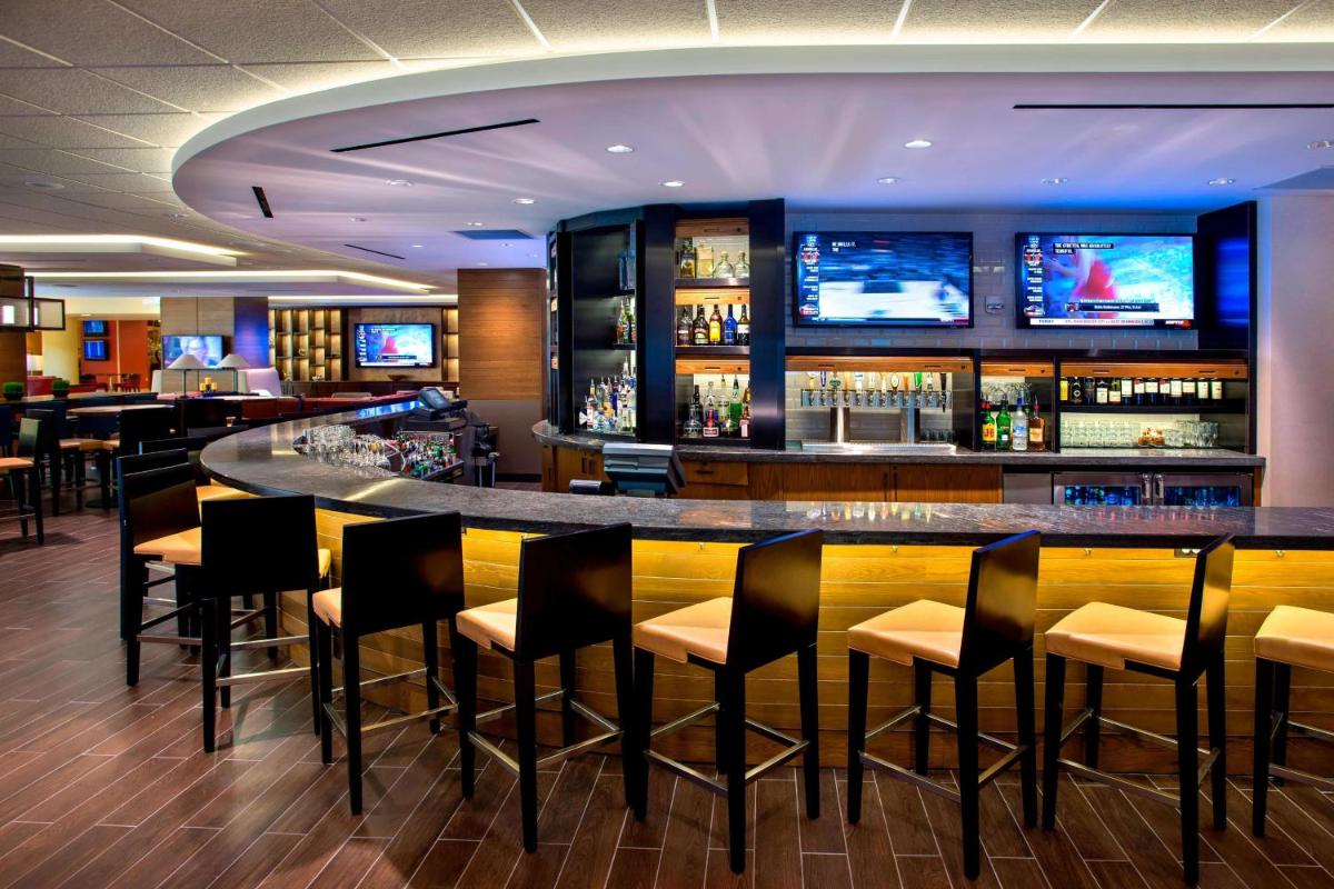 Newark Liberty International Airport Marriott - Housity