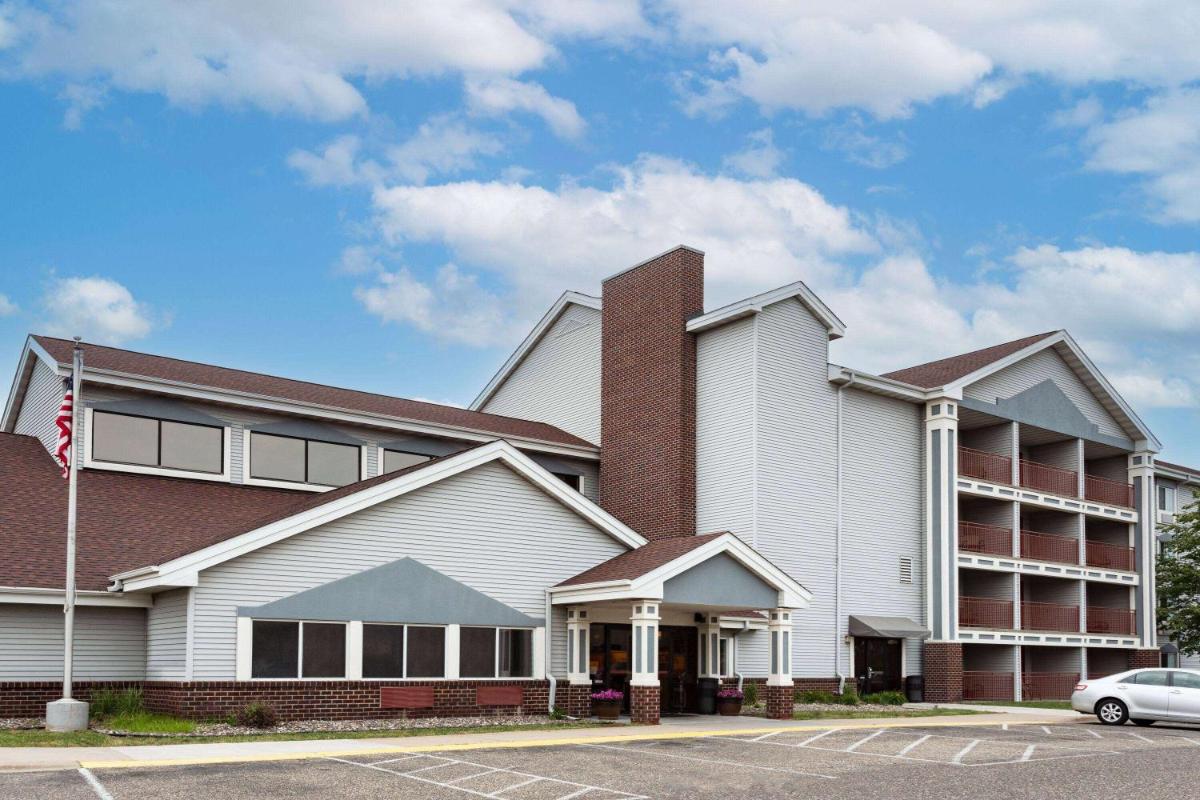 Baymont by Wyndham Brooklyn Center - Housity