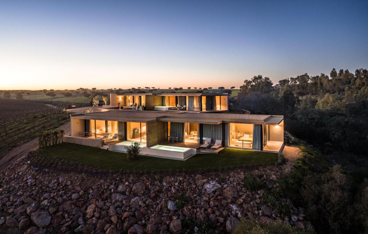 uma vista aérea de uma casa em uma colina em Herdade da Malhadinha Nova - Relais & Châteaux em Albernoa