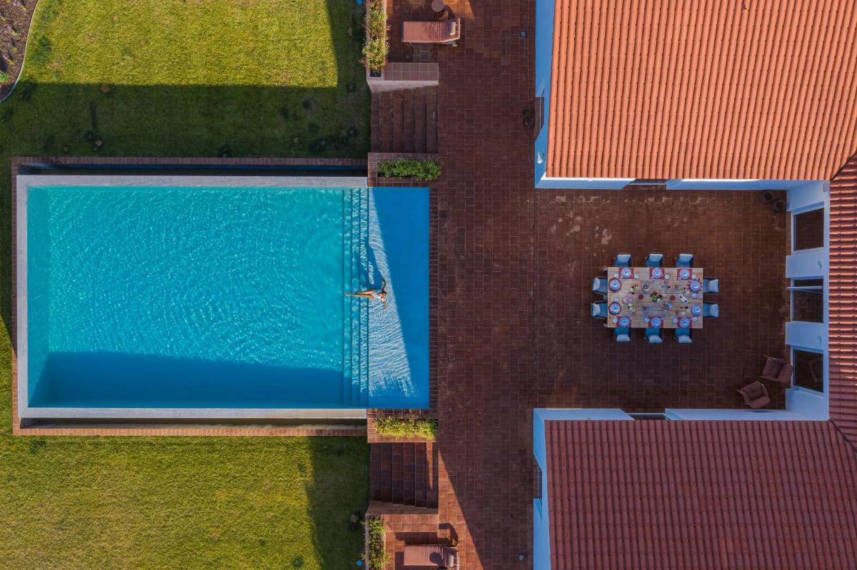uma vista aérea de uma piscina em um edifício em Herdade da Malhadinha Nova - Relais & Châteaux em Albernoa