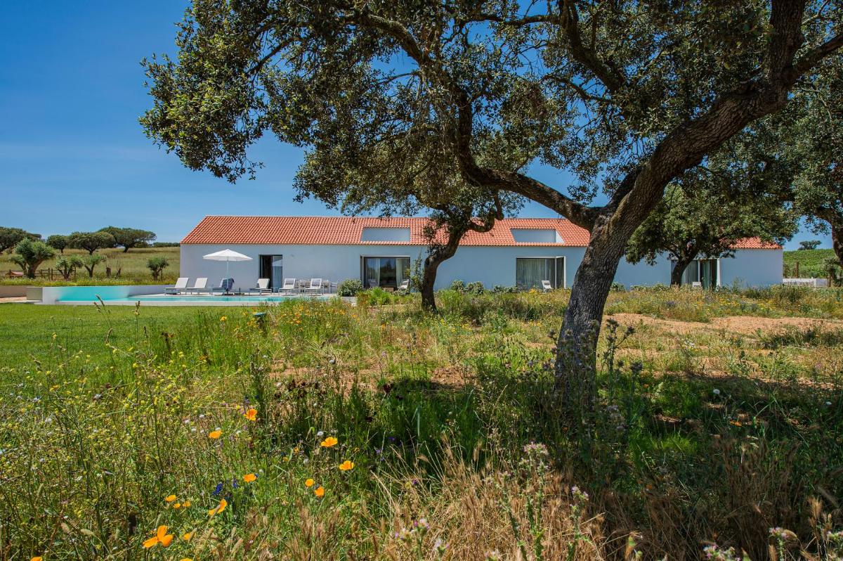 Um jardim no exterior de Herdade da Malhadinha Nova - Relais & Châteaux