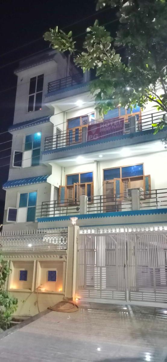 Hotel O Dream Palace Near Noida Sector 76 Metro Station - Housity