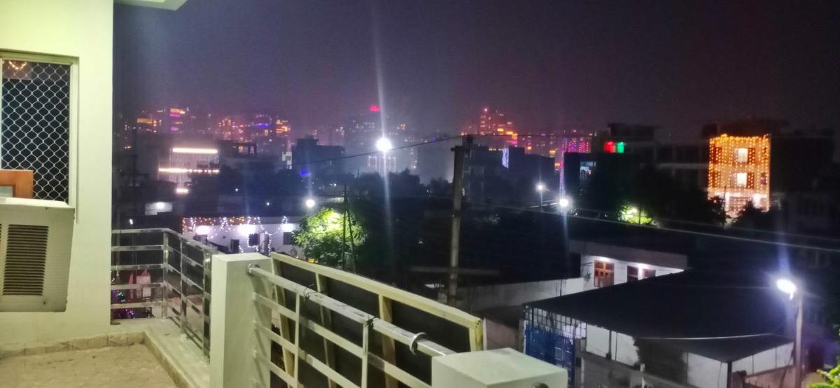 Hotel O Dream Palace Near Noida Sector 76 Metro Station - Housity