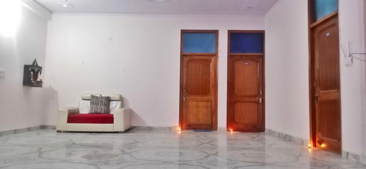 Hotel O Dream Palace Near Noida Sector 76 Metro Station - Housity
