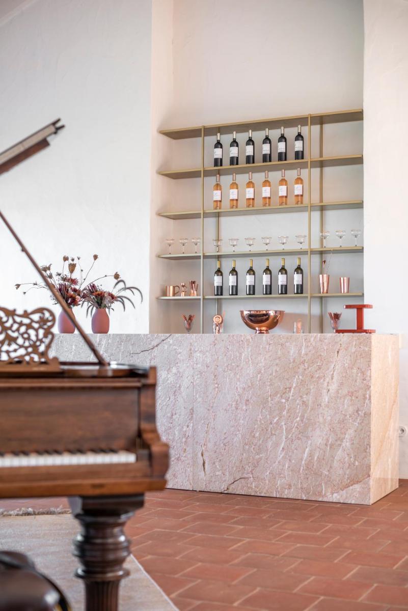 A área de bar ou lounge em Herdade da Malhadinha Nova - Relais & Châteaux