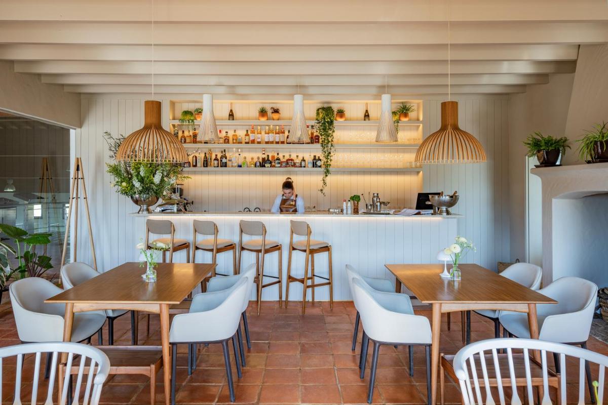 A área de bar ou lounge em Herdade da Malhadinha Nova - Relais & Châteaux