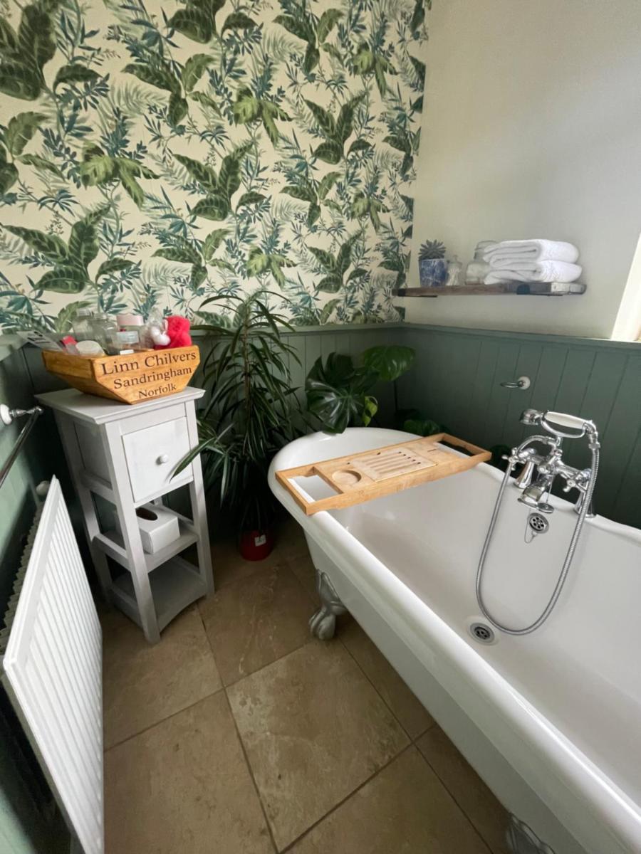 King size bed & en suite rolled top bath private lane - Housity