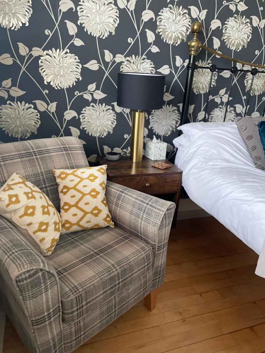 King size bed & en suite rolled top bath private lane - Housity