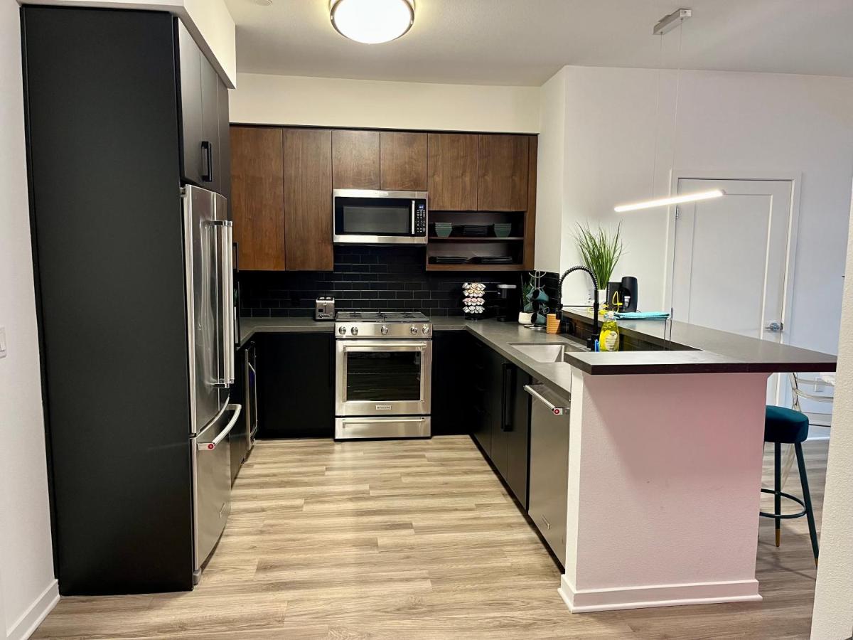Suitetrails - Beverly Grove Chic City Retreat 2 BR Apt+ Den