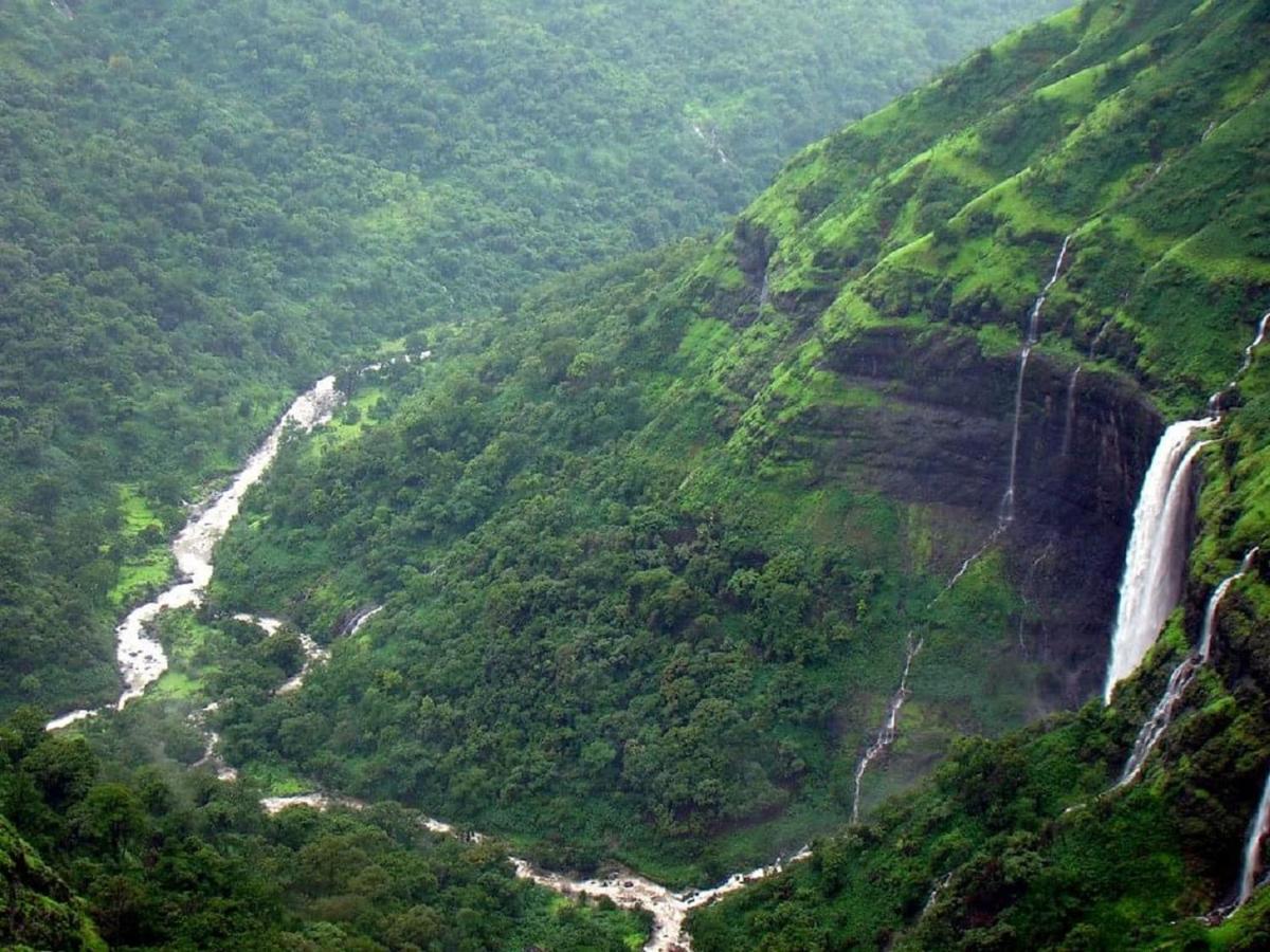 Amboli Hotel River View Villa - Housity