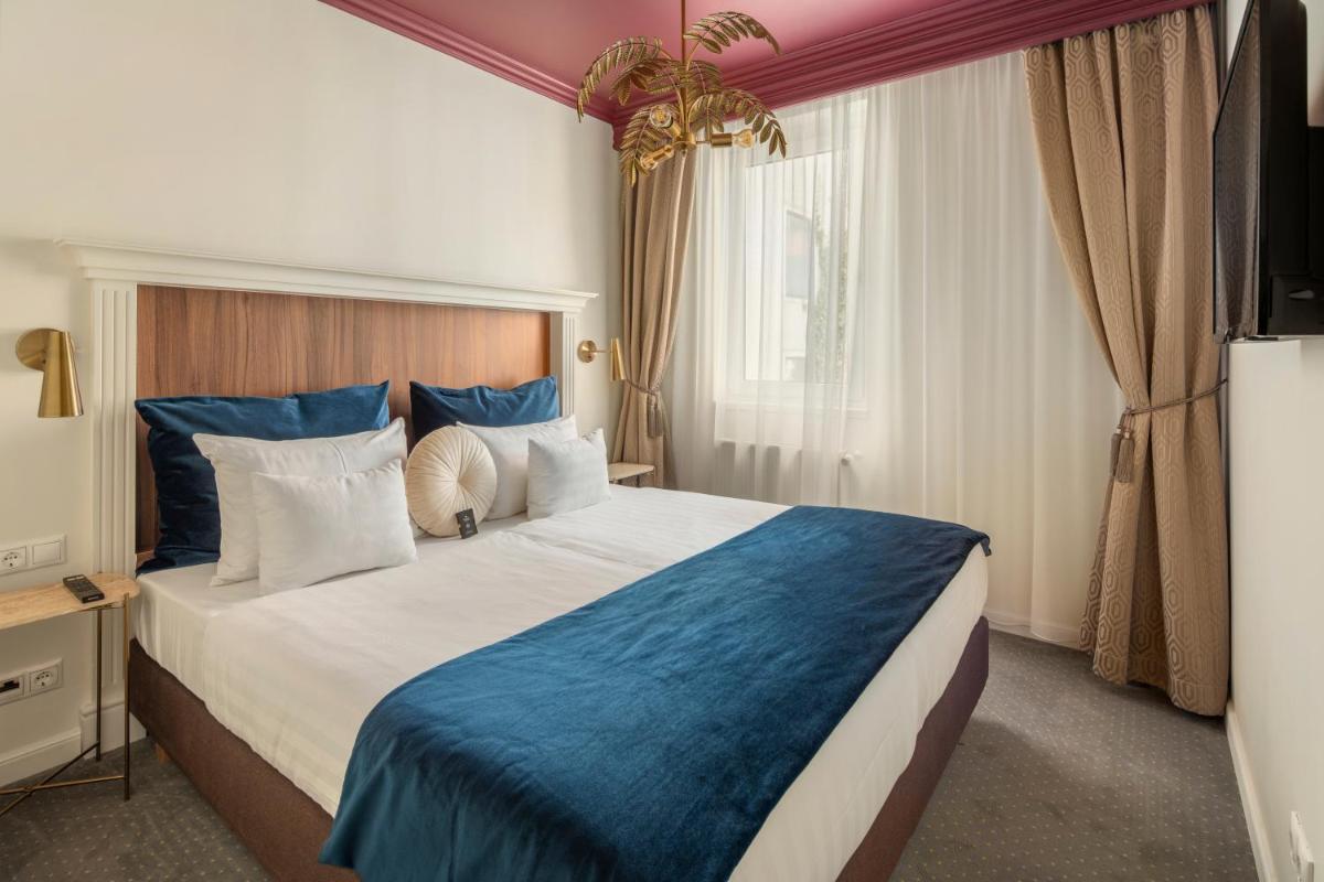 Suitetrails - Queen's Court Hotel & Residence