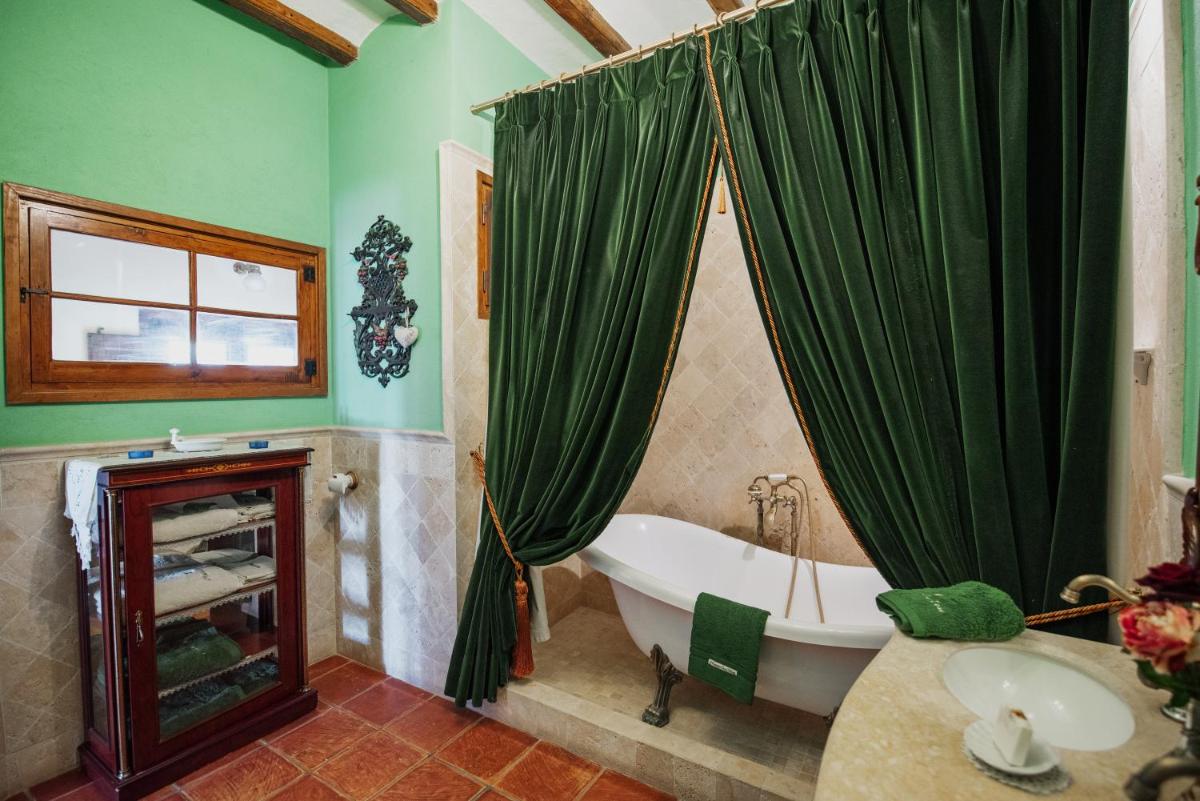Masia Can Viver - Olive oil tourism B&B - Housity
