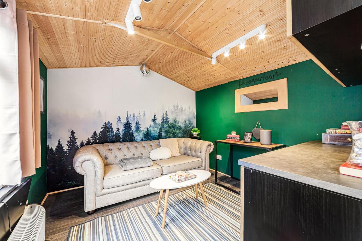 2BED Garden house w/Hot Tub, Sauna &amp; Cinema room - Housity