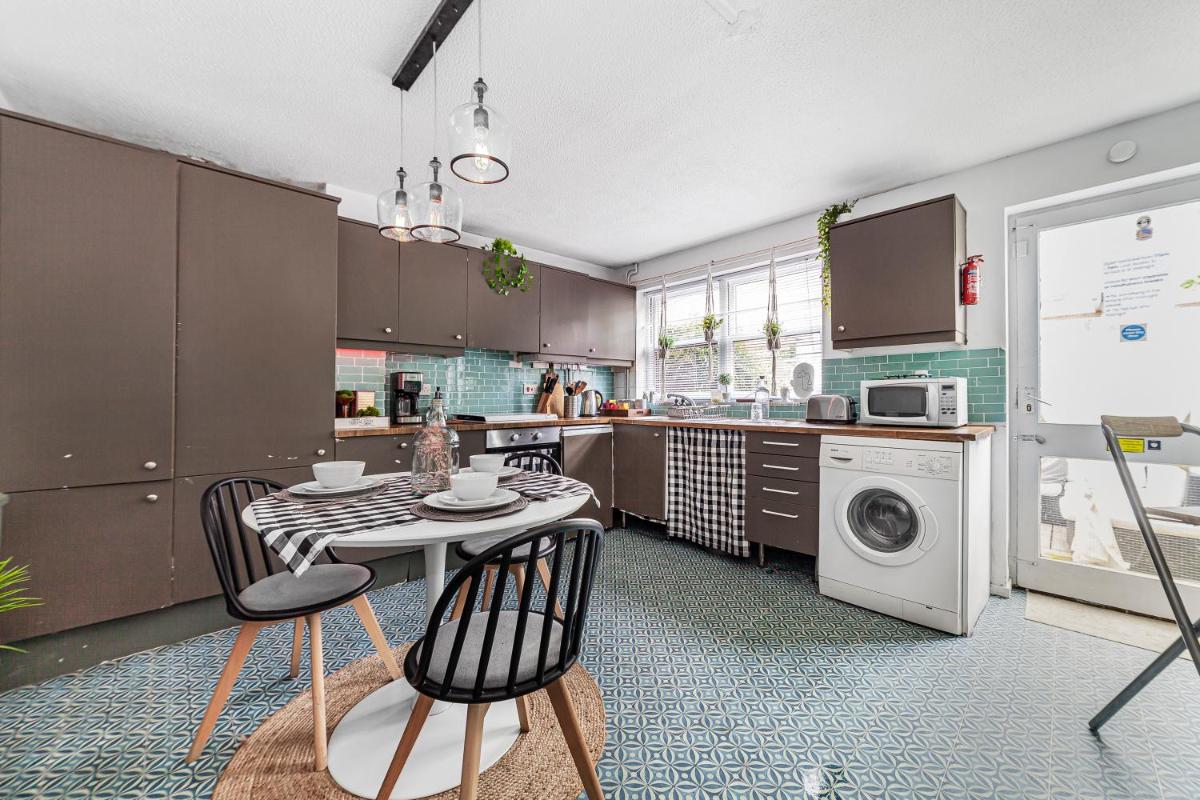 2BED Garden house w/Hot Tub, Sauna & Cinema room - Housity