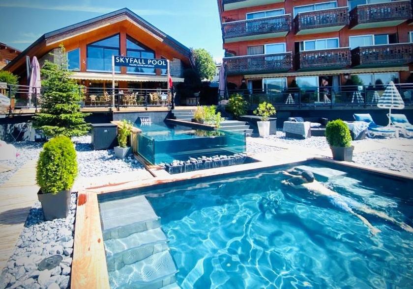 Piscine de l'établissement Hôtel Le Labrador 1971 ou située à proximité