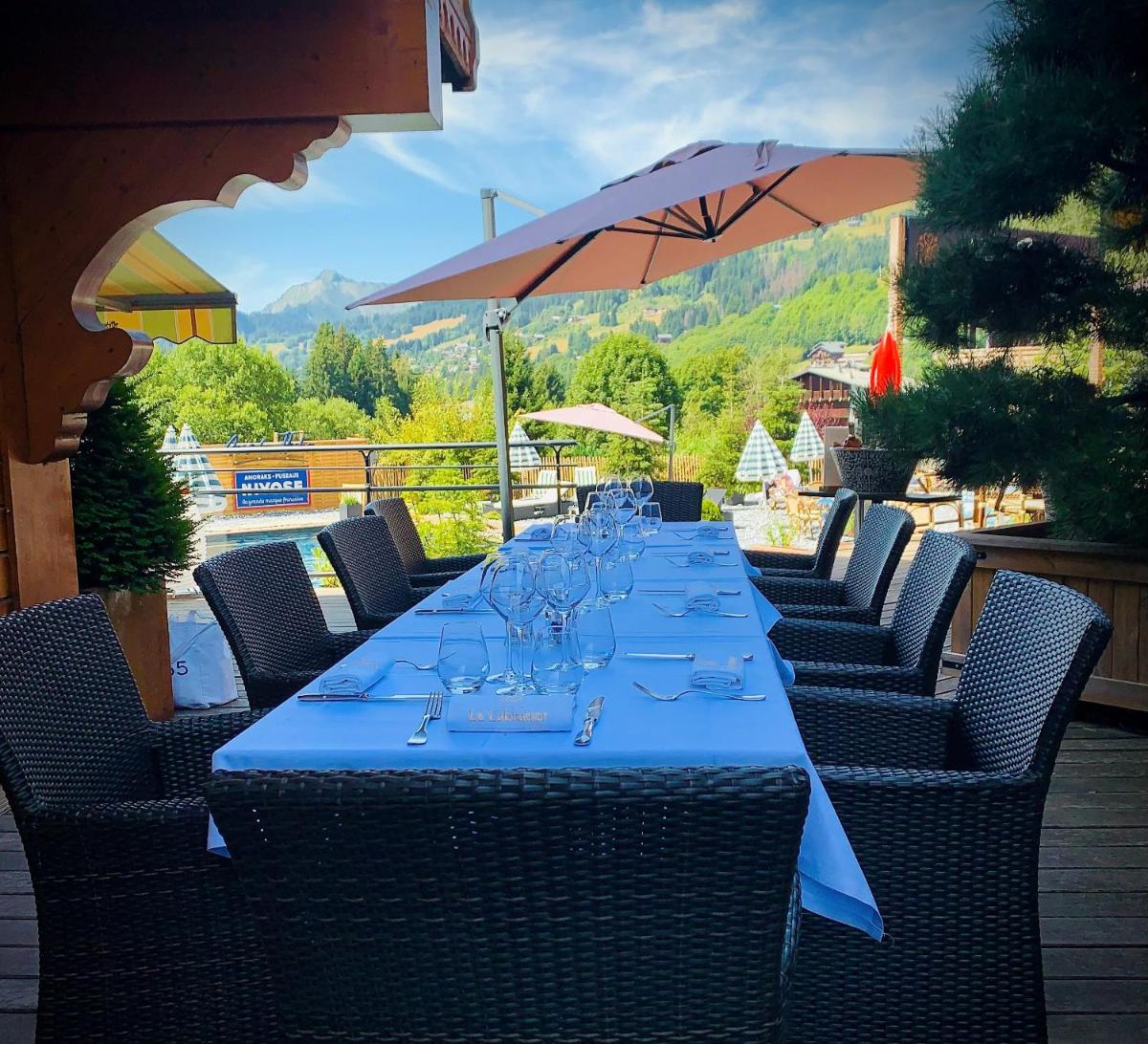 Vue générale sur la montagne ou vue sur la montagne depuis l'hôtel