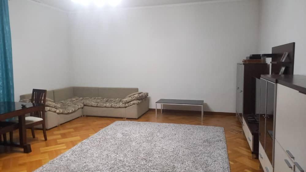 Prostornaia 3kh komnatnaia kvartira v bishkeke - Housity