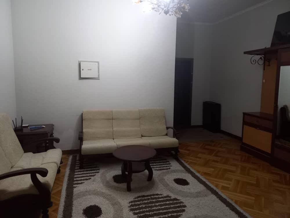 Prostornaia 3kh komnatnaia kvartira v bishkeke - Housity