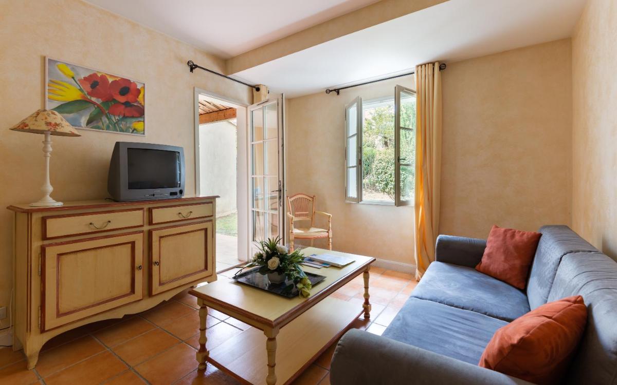 Télévision ou salle de divertissement dans l'établissement Lagrange Vacances Domaine de Fayence